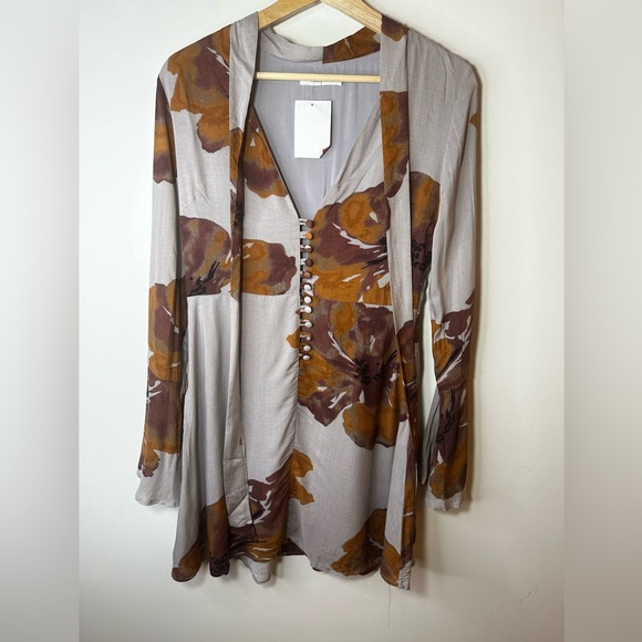 HONEY BELLE NWT Honey Punch Grey Floral Long Sleeve Bell Sleeve Dress Sz Medium - Picture 1 of 13